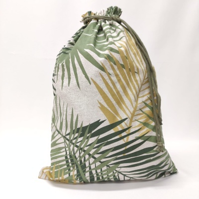 Saco de tecido com padrão de folhas e fecho de cordão