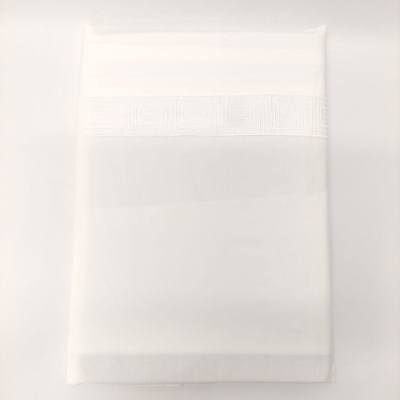 Lençol branco com faixa decorativa bordada