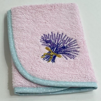 Toalha rosa com bordado de lavanda e borda azul clara com bolinhas