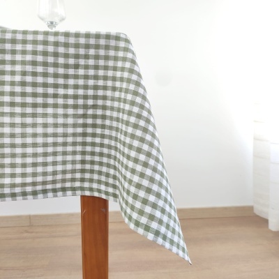 Toalha de mesa xadrez verde e branco sobre mesa de madeira