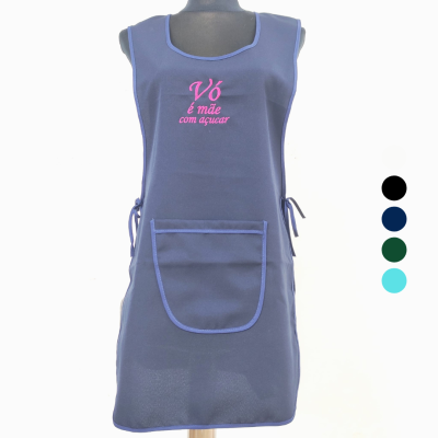 Avental azul escuro com bordado rosa e bolso frontal