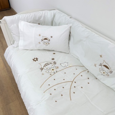 Colchão branco para berço com almofada e proteção lateral acolchoada bordados infantis castanho claro