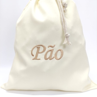 Saco de tecido creme com cordão e bordado 