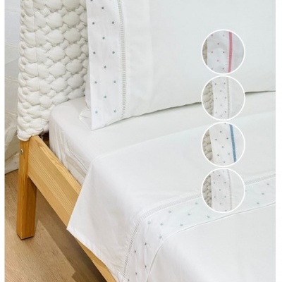 Jogo de cama branco com bordados coloridos e cabeceira acolchoada branca