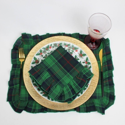 Conjunto mesa natal com padrão tartan verde e pratos decorados com azevinho