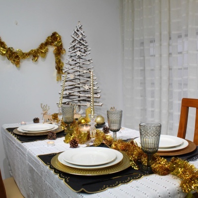 Mesa de jantar decorada para Natal com dourado e branco