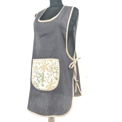 Avental cinzento escuro com bolso floral destacado em manequim