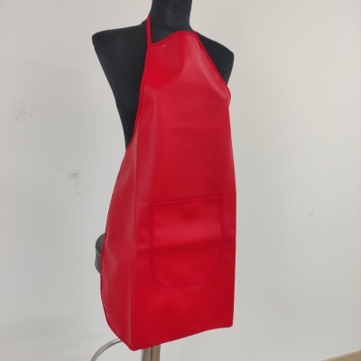 Avental vermelho com bolso frontal em manequim preto