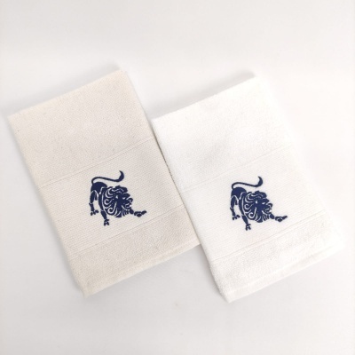 Dois panos de cozinha com bordado azul de leão