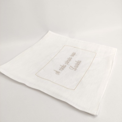 Guardanapo branco com bordado dourado e texto em português
