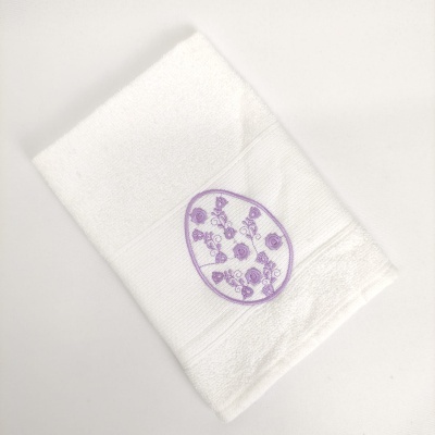 toalha branca com bordado floral lilás