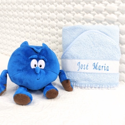 Conjunto de manta azul clara com nome bordado e almofada de pelúcia azul em forma de personagem redonda