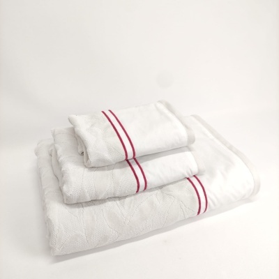 Conjunto de toalhas brancas com linhas vermelhas