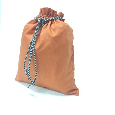 Saco de pano laranja com cordão azul e branco para fecho