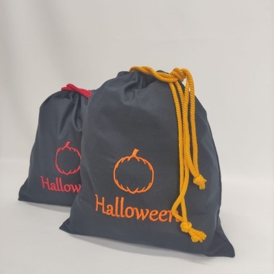 Duas bolsas pretas de tecido com cordões coloridos e bordados de Halloween