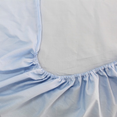 Lençol de cama azul clara com elástico