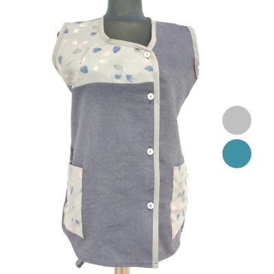 Colete feminino cinzento com detalhes florais azuis e botões frontais