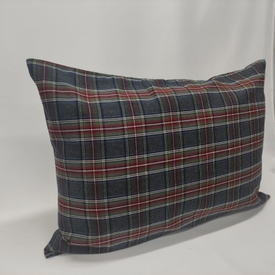 Travesseiro com capa xadrez azul, vermelho e branco