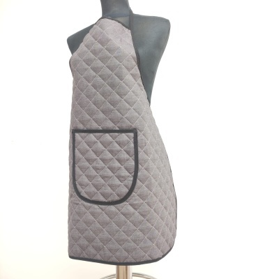 Avental cinzento acolchoado com bolso frontal em manequim