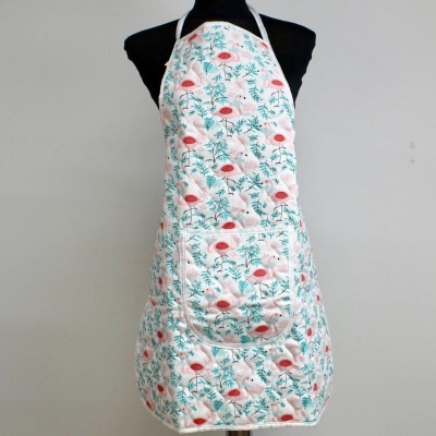 Avental de cozinha branco com padrão floral verde e rosa