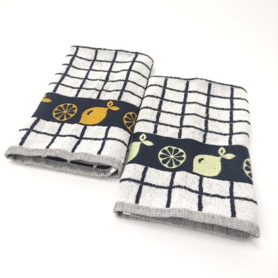 Dois panos de cozinha com padrão de grelha e faixas decorativas com limões e peras.