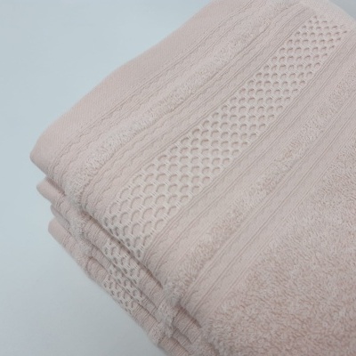 Toalha de banho rosa clara com padrão texturizado