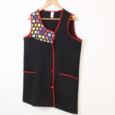 Casaco preto com detalhes vermelhos e padrão de círculos coloridos pendurado