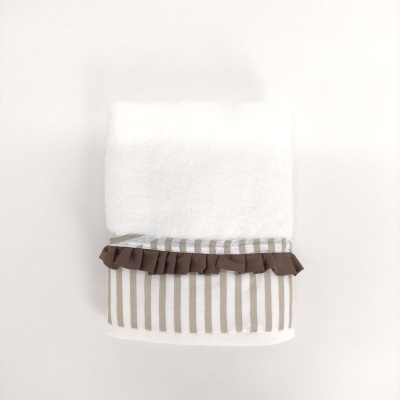 Toalha branca com bainha riscada cinzenta e fita castanha franzida