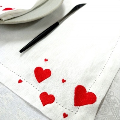 Guardanapo branco bordado com corações vermelhos