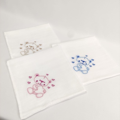 Três toalhas brancas com ursinhos bordados em castanho, rosa e azul