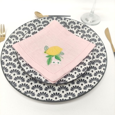 Prato decorado com guardanapo rosa e talheres dourados