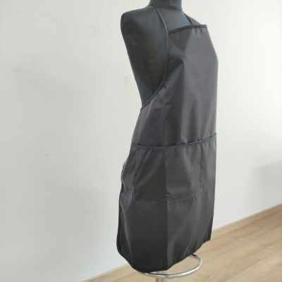 Avental preto liso com bolsos em manequim preto