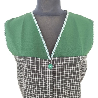 Colete xadrez preto e branco com parte superior verde e botão