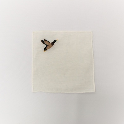 Pano branco com bordado de pato voando