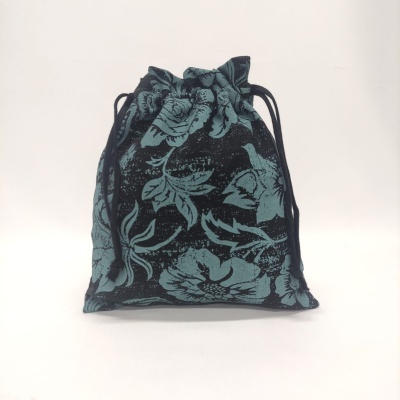 Saco de tecido preto com padrão floral verde escuro e cordão