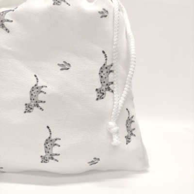 Saco branco decorado com gatos e pegadas cinzentas com cordão branco