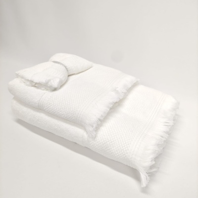 Toalha ou manta branca com franjas sobre fundo branco