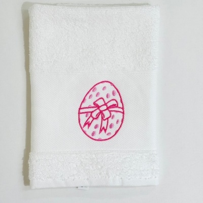 Toalha branca de mão com bordado rosa de ovo de Páscoa
