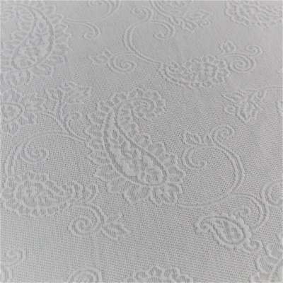 Tecido branco com padrão em relevo de flores e arabescos