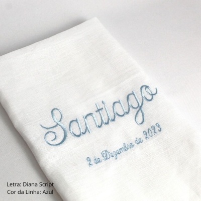 Fralda branca com bordado azul 'Santiago' e '2 de Dezembro de 2023'
