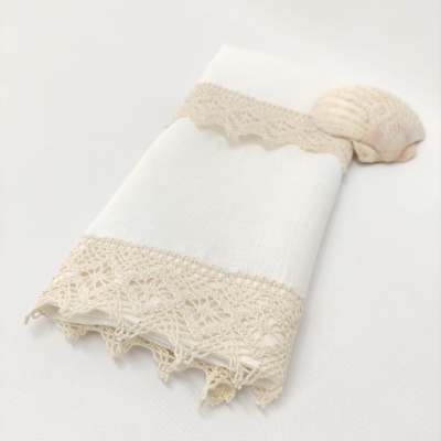Guardanapo branco com renda bege e concha do mar cream color