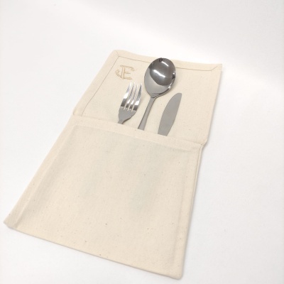 Conjunto de talheres de aço inox com guardanapo de tecido bege
