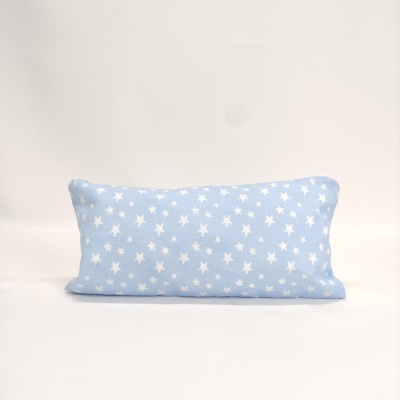 Almofada azul clara com estrelas brancas