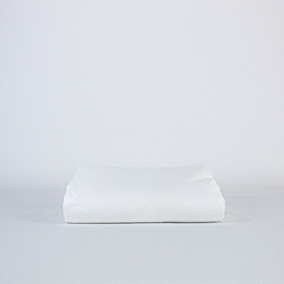 caixa branca retangular em superfície branca