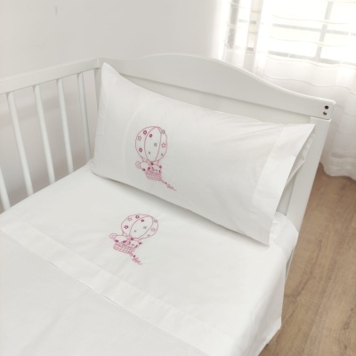 Jogo de cama branco para berço com bordado de balão cor-de-rosa
