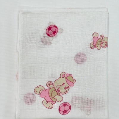 Fralda de pano branca com estampa de ursinho a jogar futebol cor-de-rosa