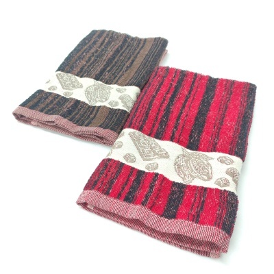 Dois panos de cozinha com riscas castanhas e vermelhas e faixas brancas decorativas