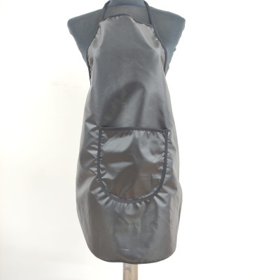 Avental preto com bolso brilhante num manequim cinza