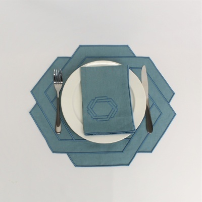 Conjunto de toalhetes azuis com bordado, prato branco e talheres