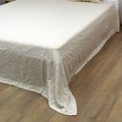 colcha de cama branca com padrão floral texturizado